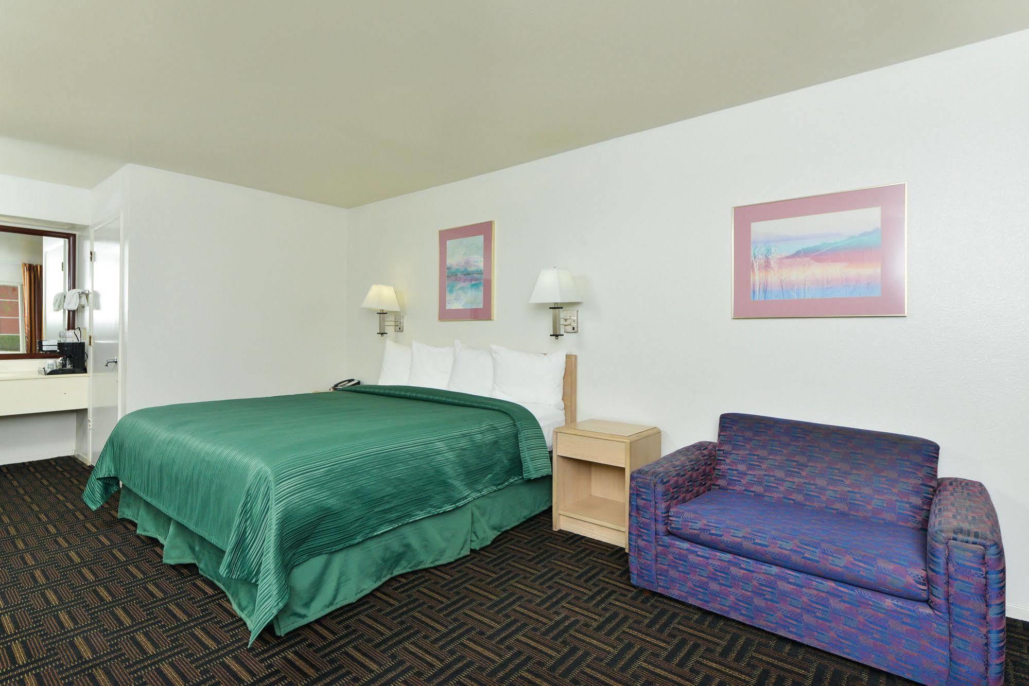 Quality Inn Fresno Near University Стая снимка