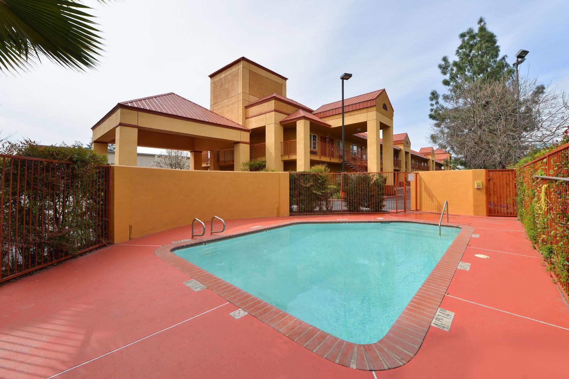Quality Inn Fresno Near University Екстериор снимка